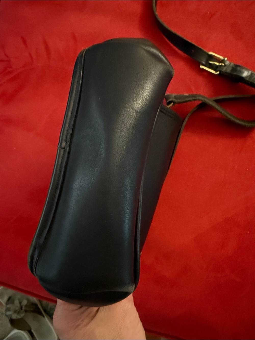 Black Leather Turn-Lock Crossbody Bag - Classic Women's Shoulder Bag - Picture 4 of 5
